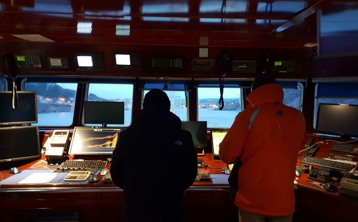 Entrada a puerto para el “Playa Menduiña Dos”. El barco gallego transportaba a los tres marineros supervivientes y a siete de los fallecidos tras el naufragio del Villa de Pitanxo. Aunque llegó a las proximidades de Terranova el viernes por la tarde, las extremas condiciones climáticas le impidieron entrar en la bahía hasta la mañana de ayer. El pequero de Cangas, de la armadora Moradiña, abandonó después el puerto de St. John’s pasadas las 19:30, hora española. | FDV
