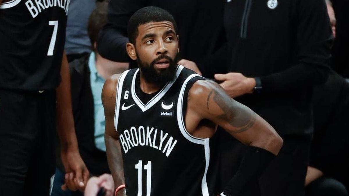 Kyrie Irving con la camiseta de los Nets