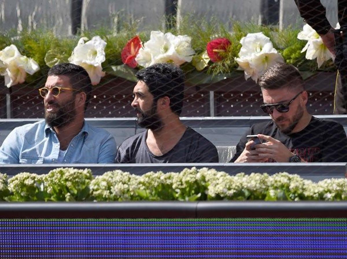 Arda Turan y Guillermo Siqueira ven un partido de tenis del Mutua Madrid Open