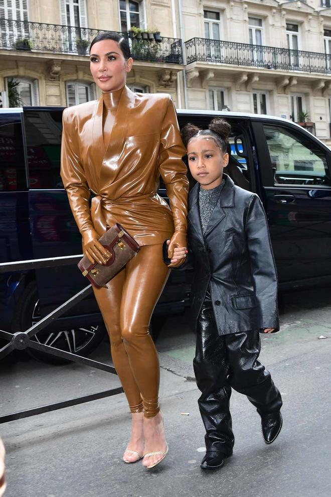 Kim Kardashian con North West y su traje de látex en color tostado