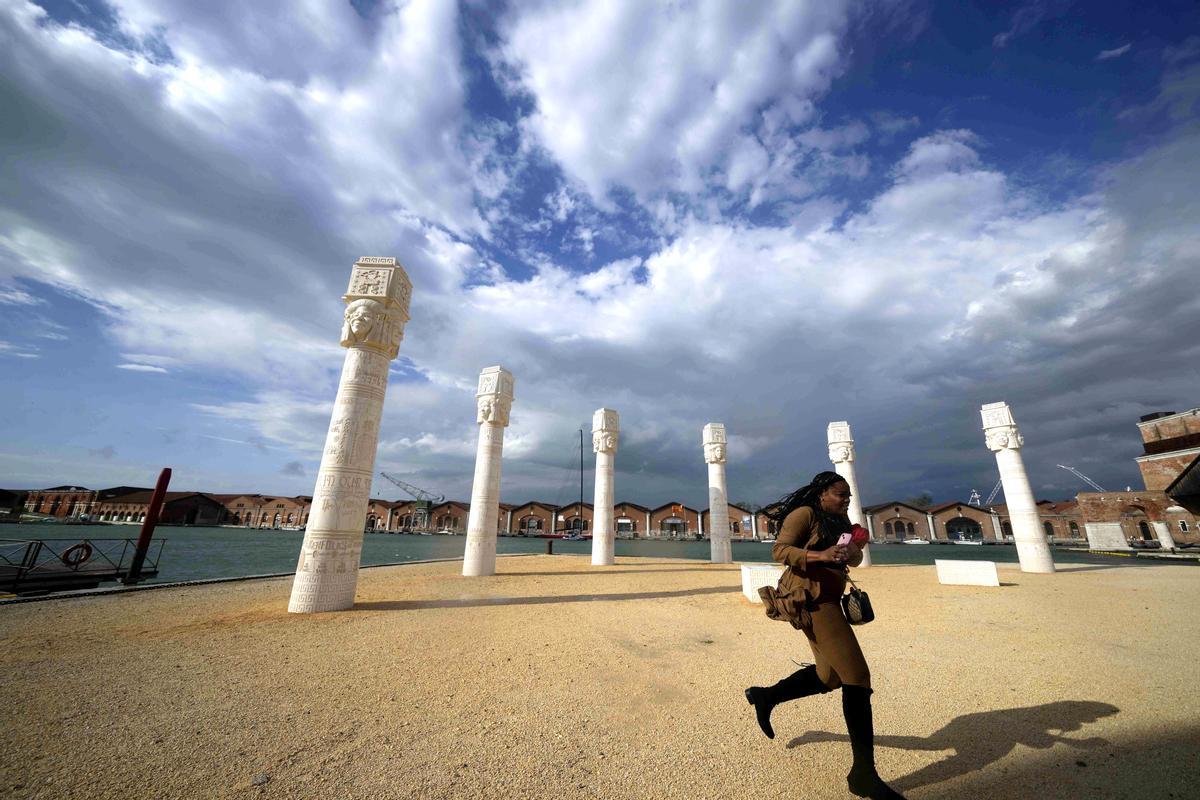 La instalación &quot;Keepers of the krown&quot; de la artista Lauren Halsey, en el arsenal, en Venecia. 