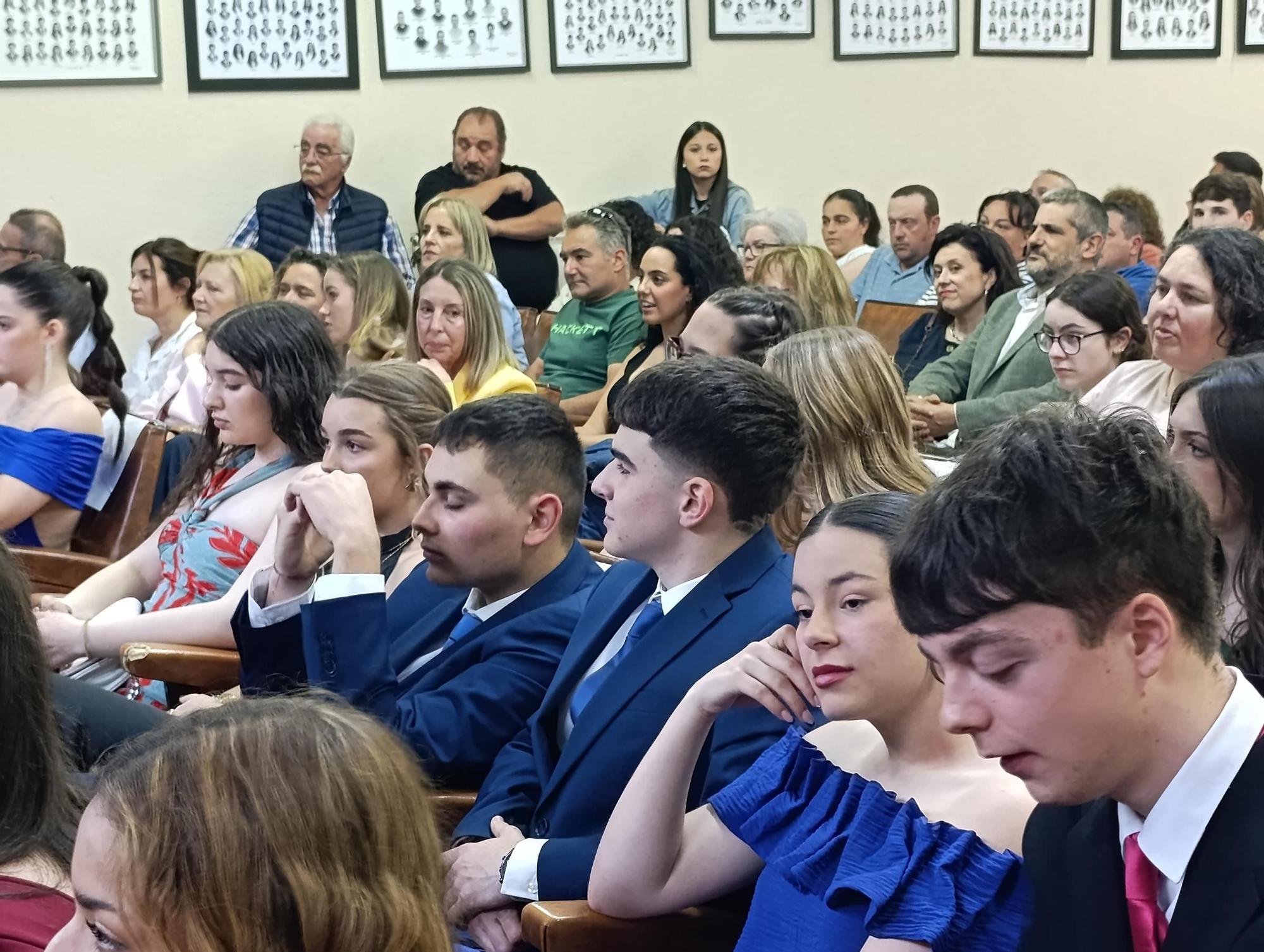 Diplomas y música en la Graduación del Ramón Areces de Grado