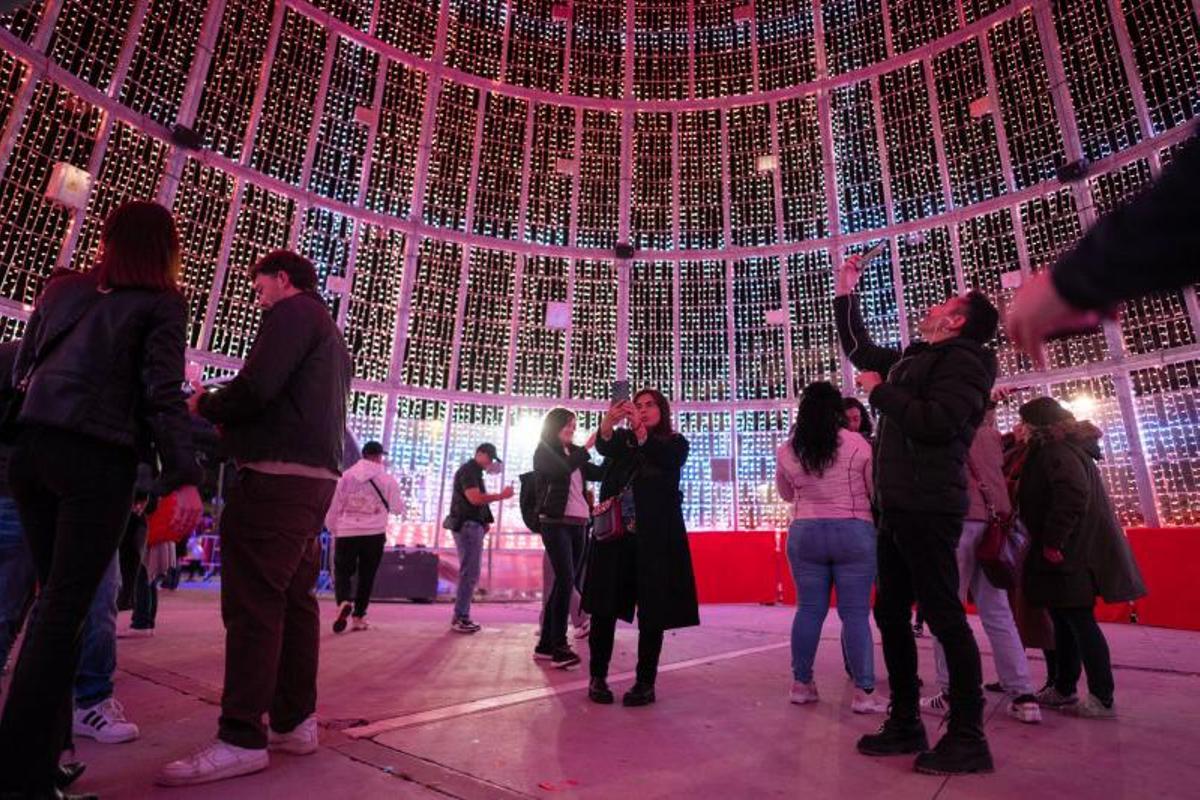 FOTOS| Badalona inaugura su árbol metálico de 42 metros