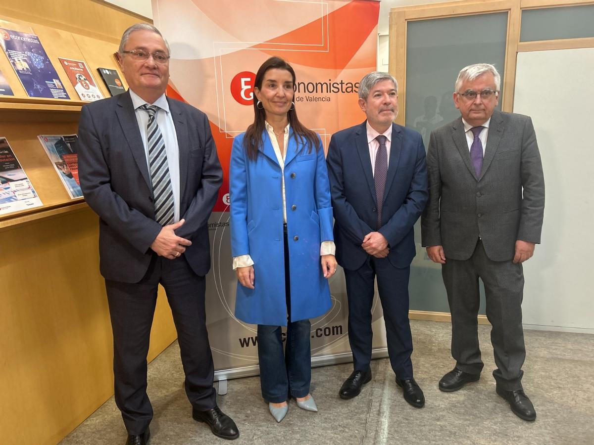 La consellera, con los presidentes de los Colegios de Economistas de la Comunidad.