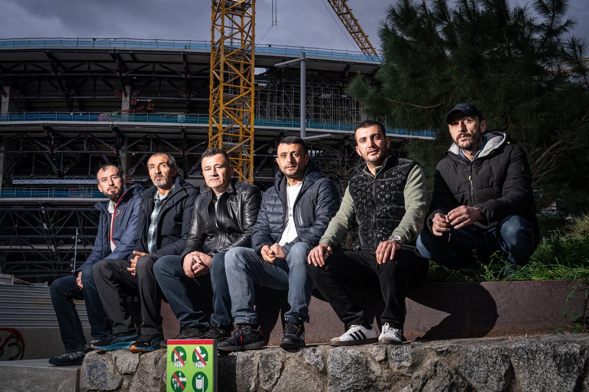 Entrevista con trabajadores despedidos del Camp Nou que pedirán la regularización extraordinaria anunciada por el Gobierno.