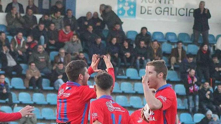 Marquitos (dorsal 11) y Hugo se chocan las manos tras marcar ante el Villalbés. // Yedra Seara