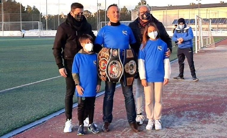 El UD Arenal homenajeó al campeón de kick boxing Juanito García.