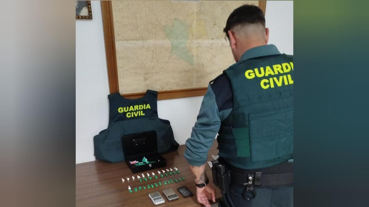 Agente de la Guardia Civil con la droga y los objetos intervenidos en Fernán Núñez.