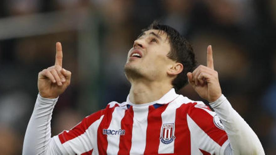 Mark Hughes niega una oferta del Valencia por Bojan