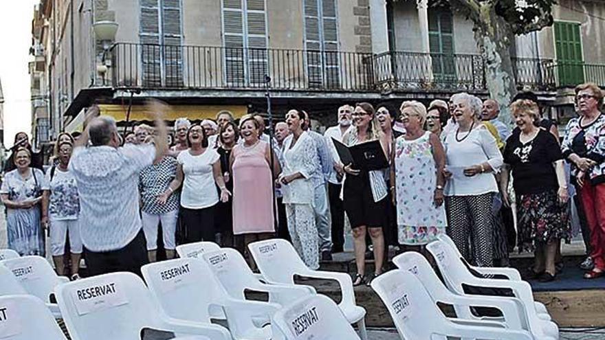 Los componentes de la Coral de sa Pobla ofrecieron un concierto en la calle el pasado viernes.