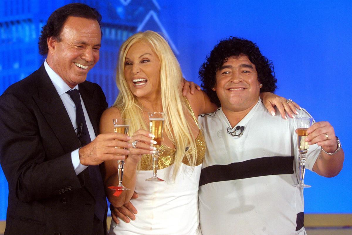 La conductora televisiva Susana Gimenez, entre Julio Iglesias y Maradona. ?ol Julio Iglesias (i) y al astro deportivo argentino, Diego Maradona (d), ayer lunes, por la noche en Buenos Aires. EFE/Pedro Pepo