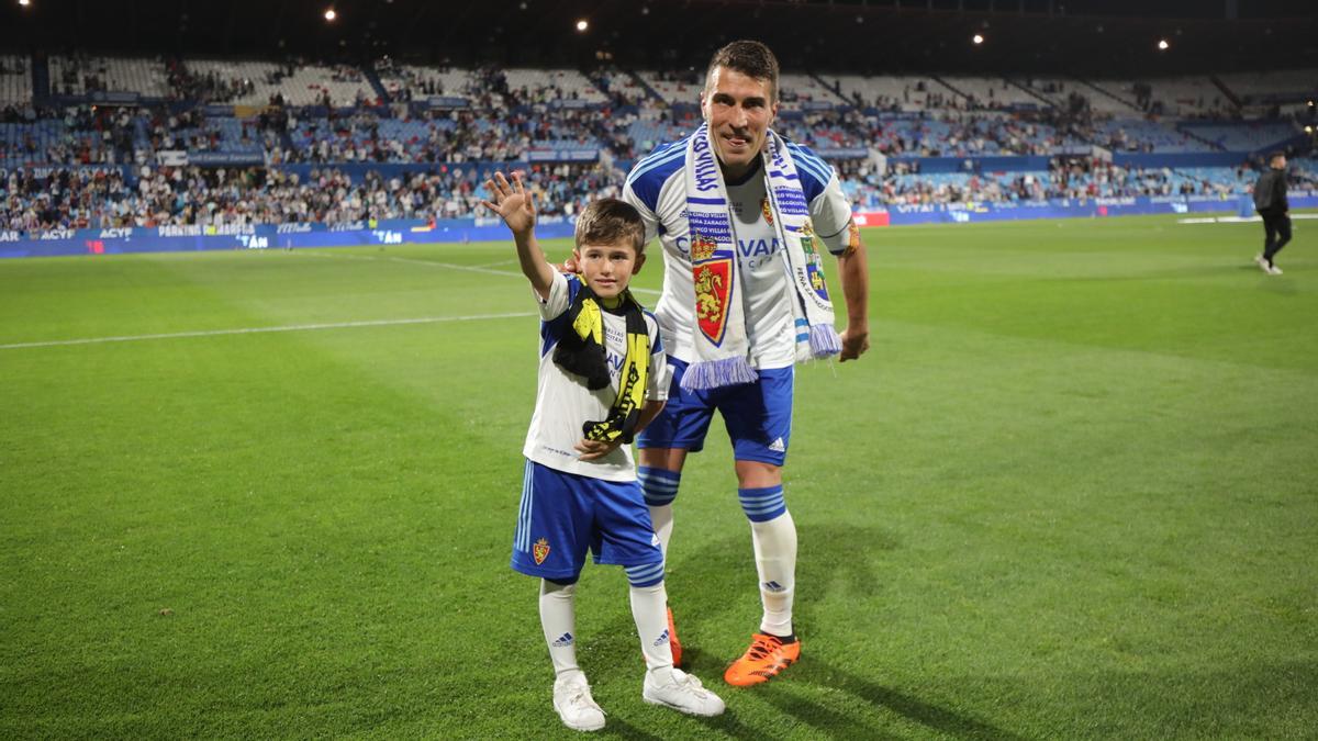 Zapater, junto a su hijo Óliver durante el homenaje al capitán tras el partido ante el Tenerife.