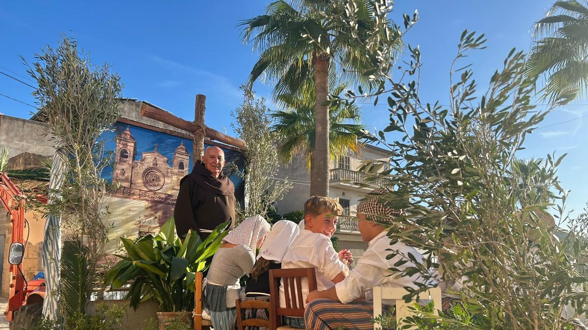 FIESTAS EN MALLORCA | Petra celebra el tradicional desfile de carrozas en honor a Sant Juníper Serra