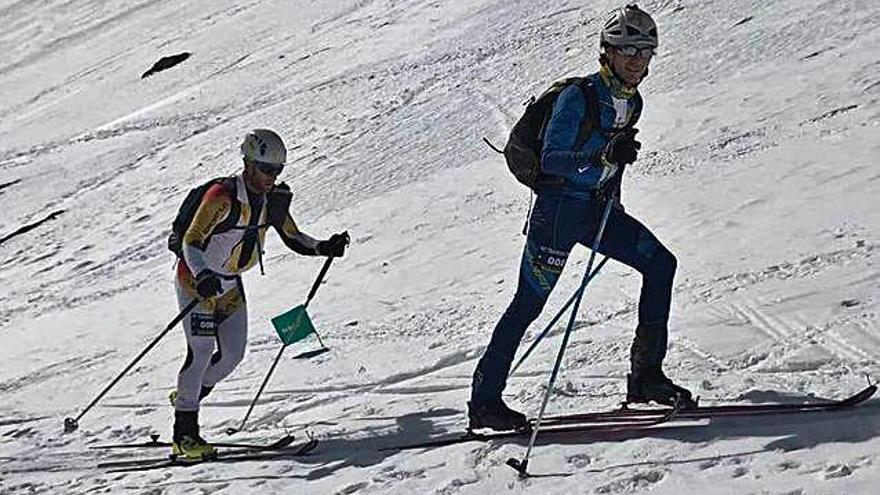 Los esquiadores de la AMZ, en plena competición.