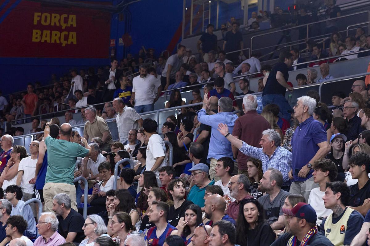 Aficionados del Barça increpan a los ocupantes del palco, Juan Carlos Navarro entre ellos.