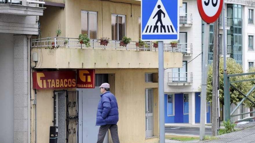 Fachada del edificio donde se encuentra el estanco y la vivienda asaltada el domingo. // Bernabé/Javier Lalín