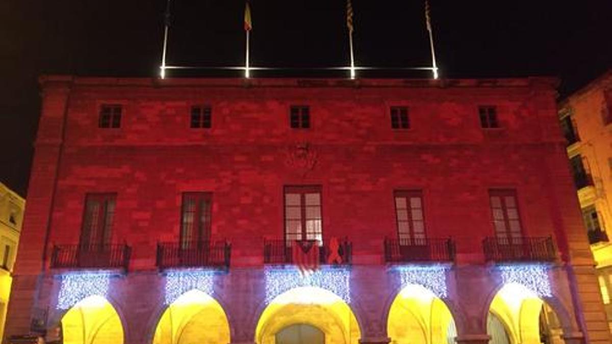 La façana de l'ajuntament il·luminada