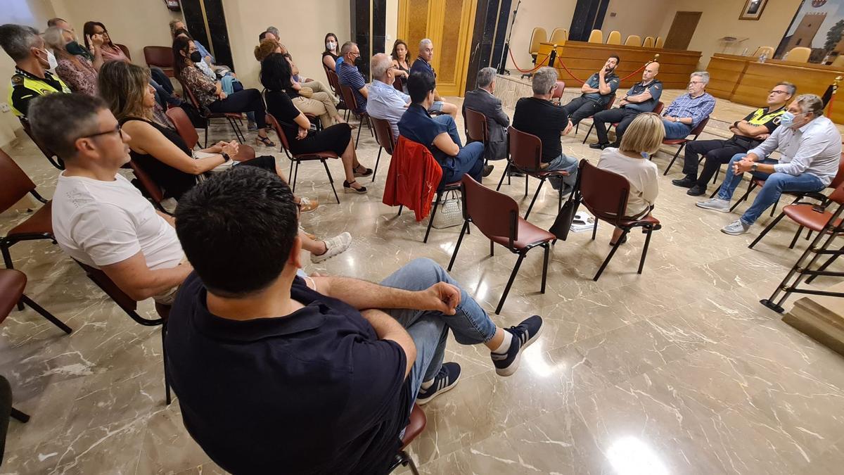 Reunión del alcalde de Albal con residentes de Santa Ana, ayer.