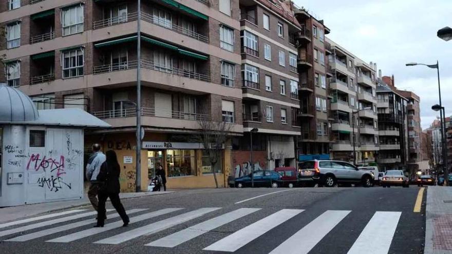 Zamoranos caminan por Diego de Losada, calle en la que el ladrón ha asaltado varias veces.