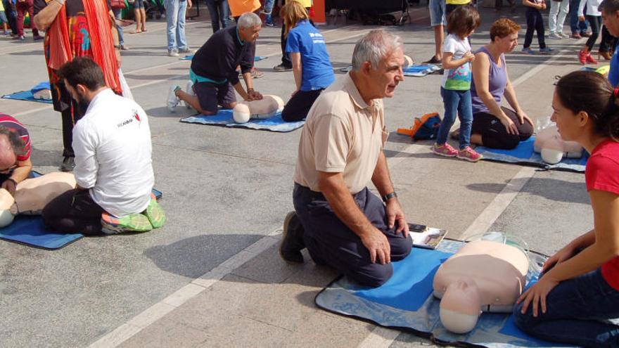 Professionals sanitaris explicant maniobres de reanimació, ahir