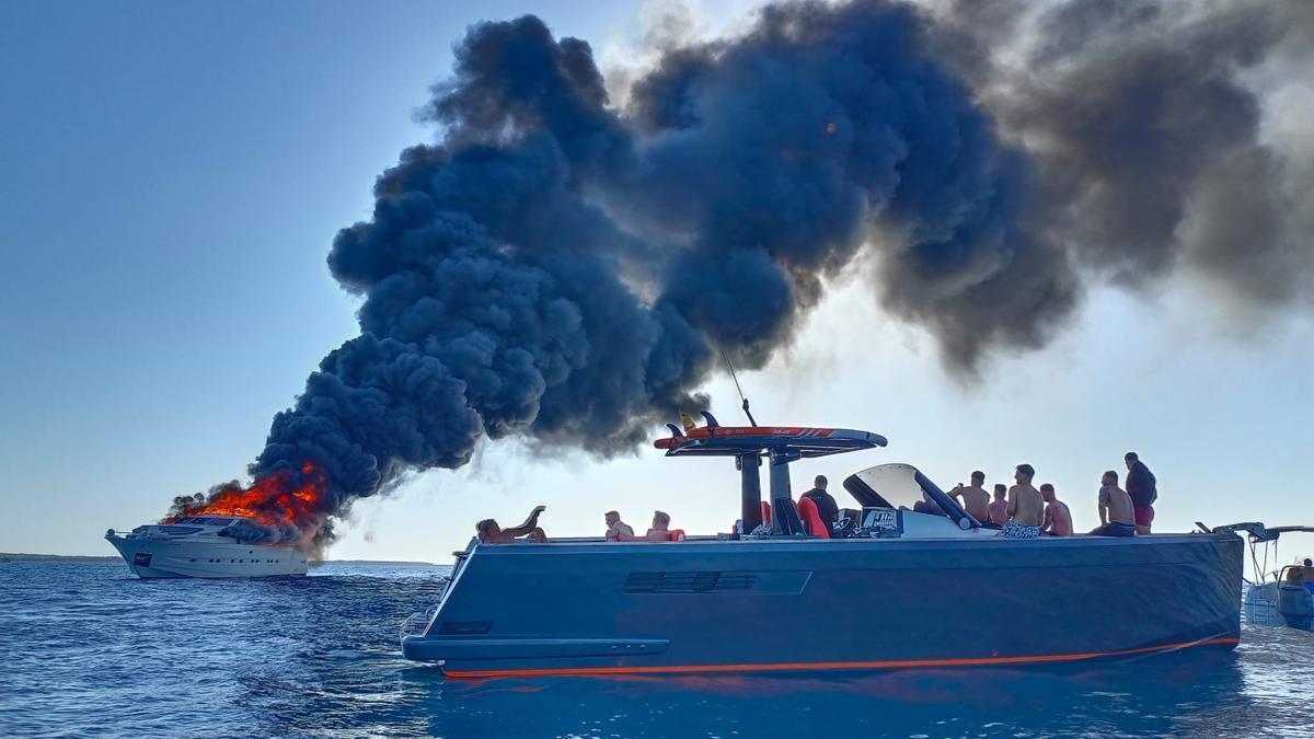 El yate durante los primeros momentos del incendio.