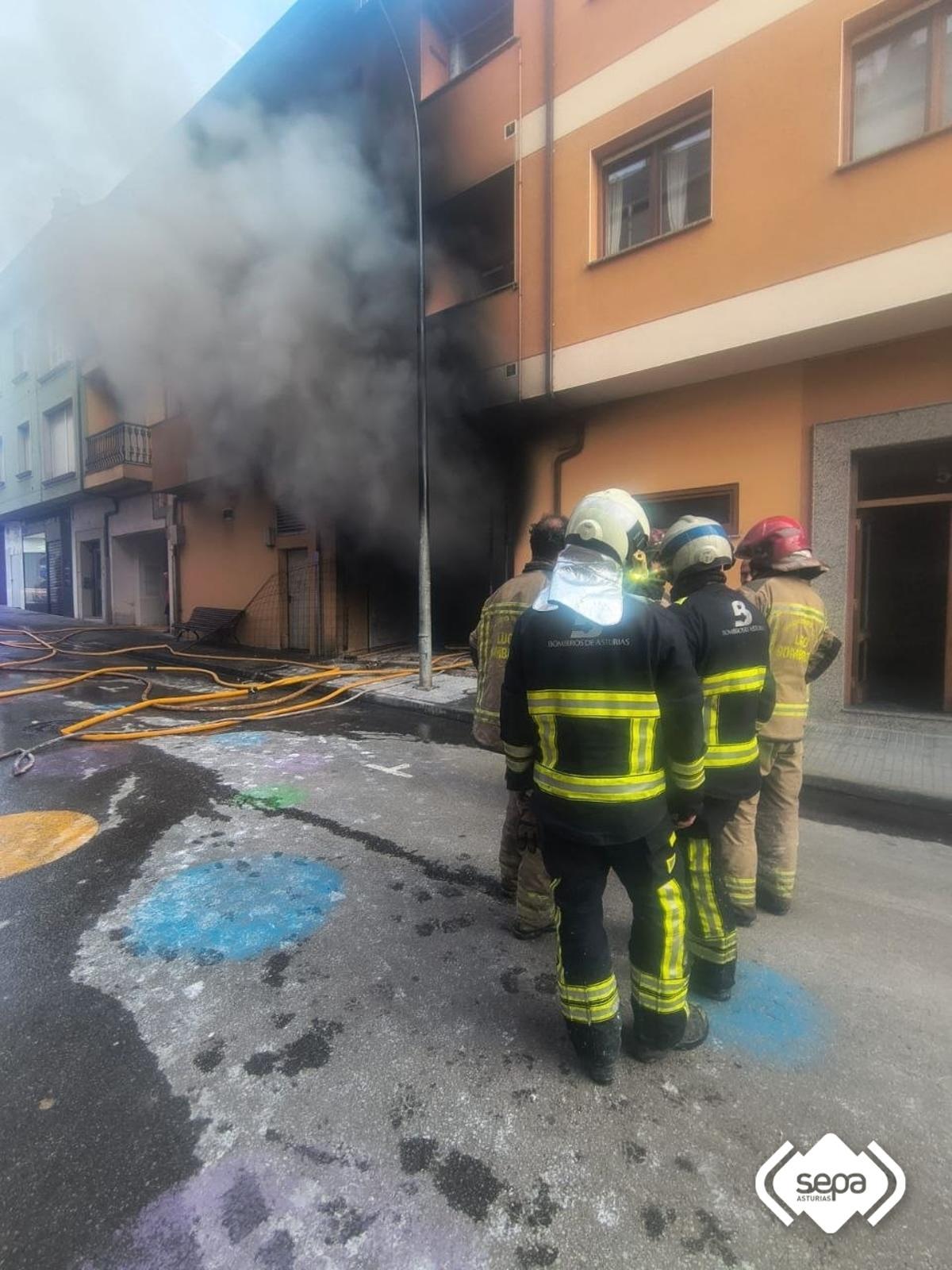 Los bomberos en el lugar del incendio.