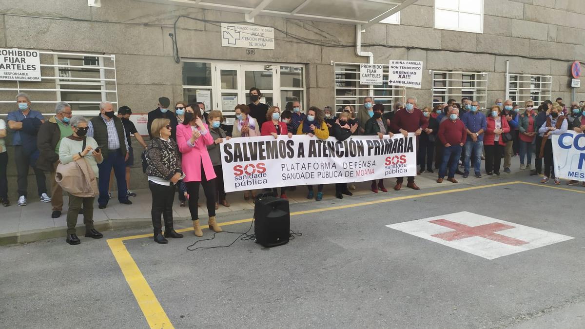 La alcaldesa, Leticia Santos, (derecha) junto a la portavoz de la Plataforma pola Sanidade Pública de  Moaña, Concha Trigo, en la protesta de hoy.