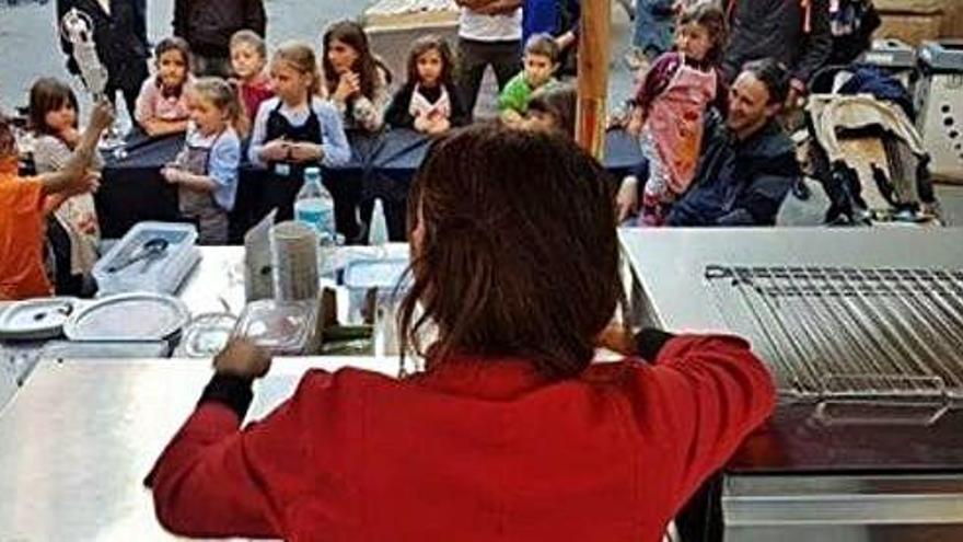 Laia Espasa, de Toleràncies, fent un taller de cuina infantil
