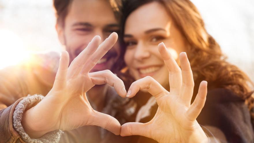 Las fotos de parejas felices son habituales en redes sociales.