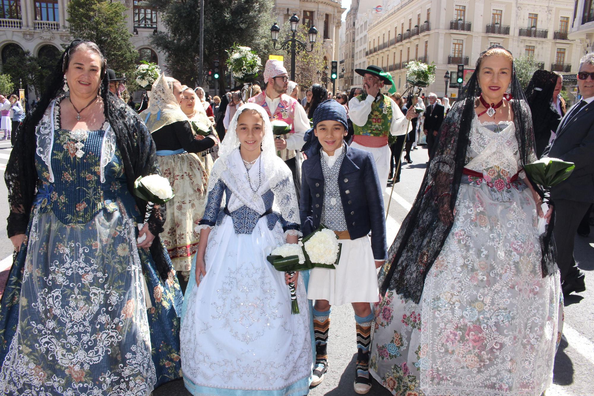 El desfile de falleras mayores en la Ofrenda a San Vicente Ferrer