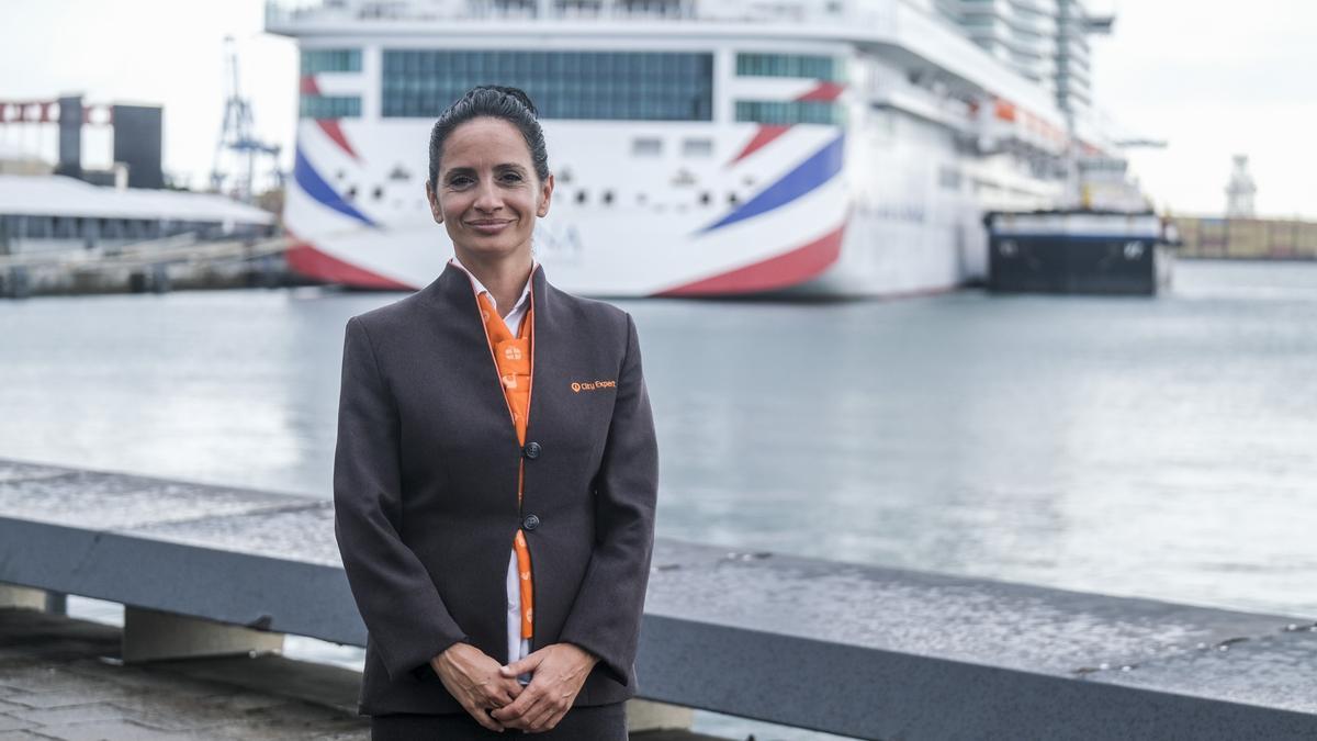 Leticia Curbelo con el buque inglés Iona al fondo, en el muelle de cruceros de Las Palmas de Gran Canaria.