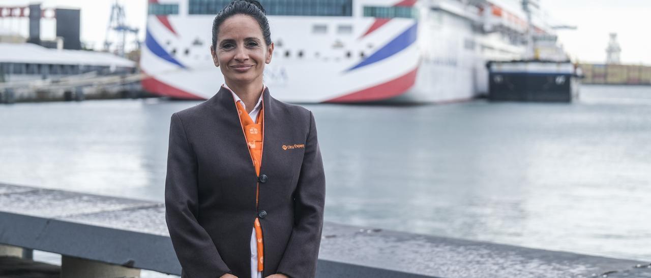 Leticia Curbelo con el buque inglés Iona al fondo, en el muelle de cruceros de Las Palmas de Gran Canaria.