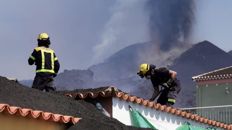 Archivo: Actuación de Bomberos de Gran Canaria en el volcán de La Palma