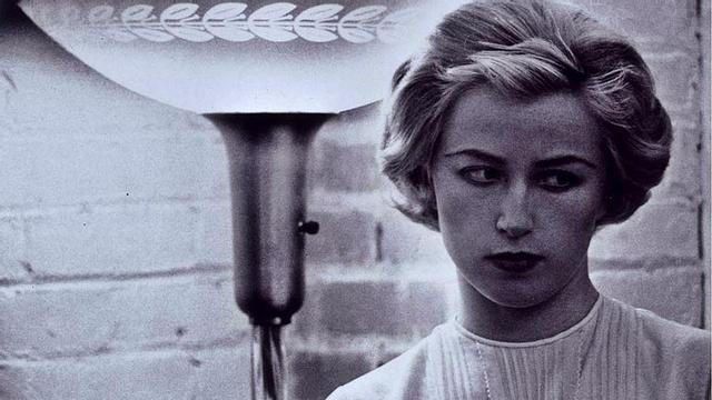 Fotografía de la estadounidense Cindy Sherman, Untitled, Film Still n. 53, de 1980.