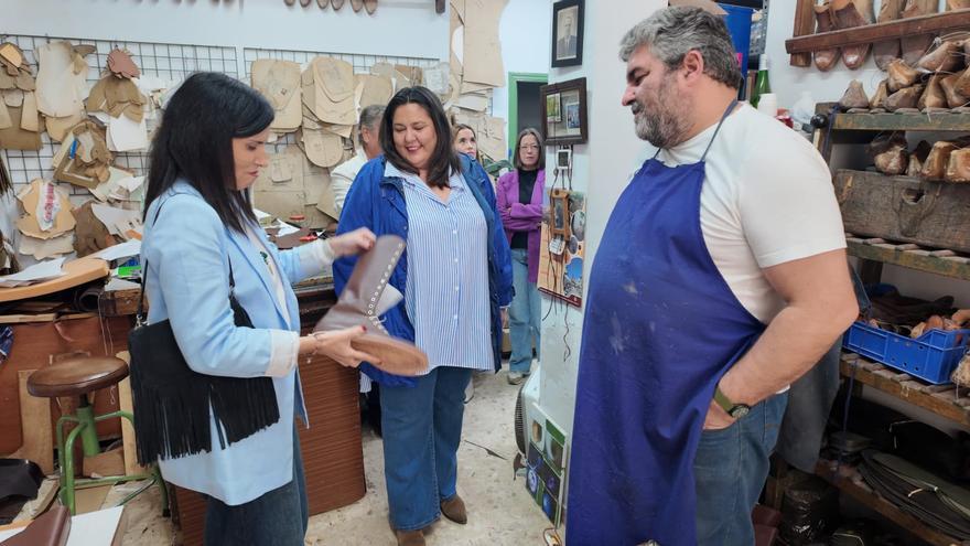 Empleo refuerza su respaldo al comercio de cercanía durante su visita al centro comercial abierto de Montoro