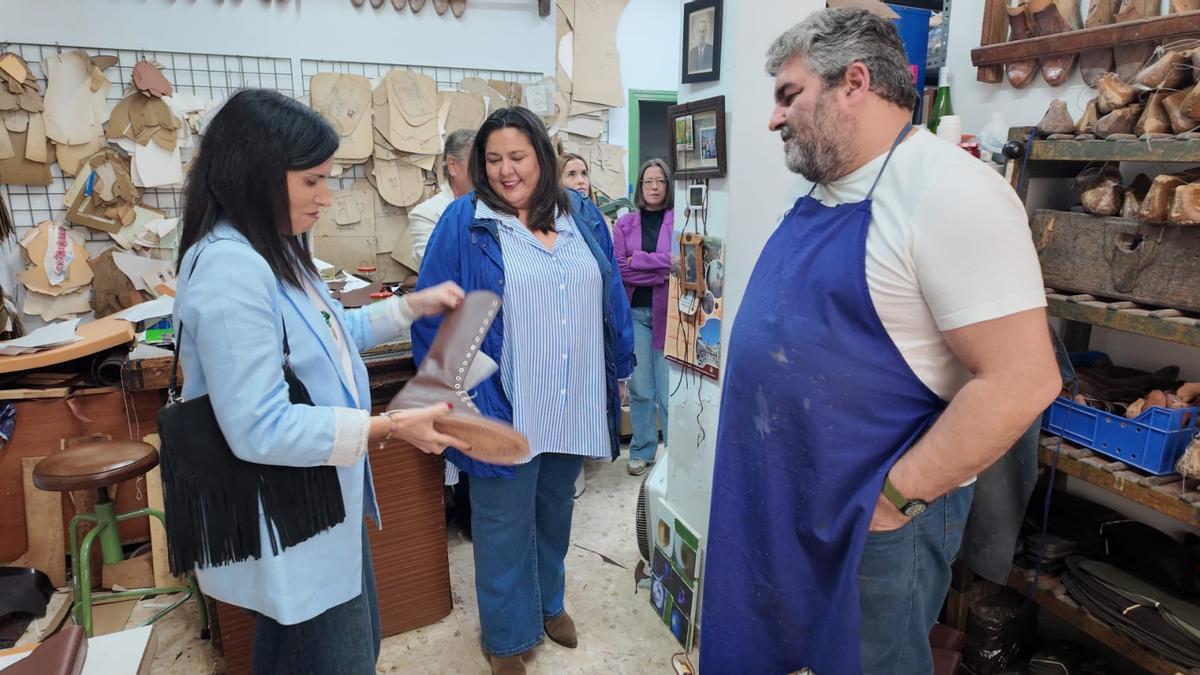 La delegada de Empleo, M. Dolores Gálvez, durante su visita a los establecimientos Casa Mohedo y Planelles Mundo Natura.