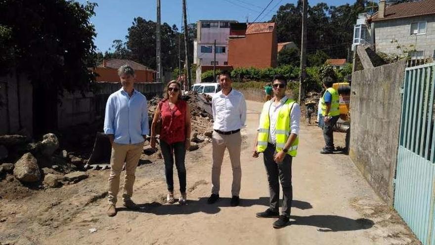 El alcalde, José Cacabelos, revisando ayer las obras. // FdV