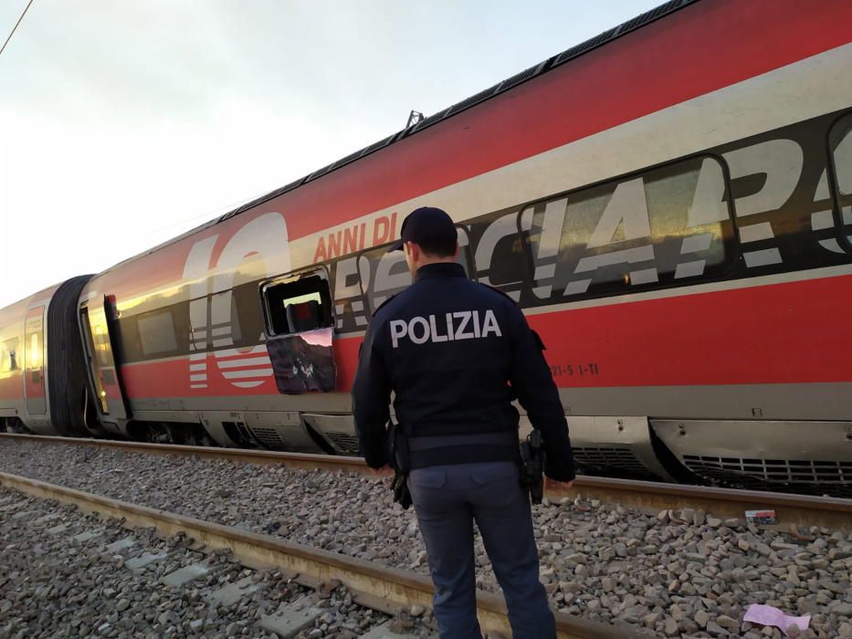 Dos muertos tras descarrilar un tren en Italia.