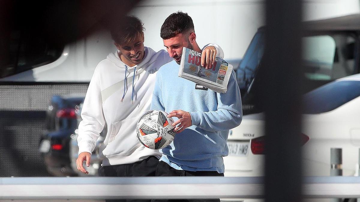 Alberto Marí (de blanco) con el balón del triplete al Espanyol B y un SUPER.