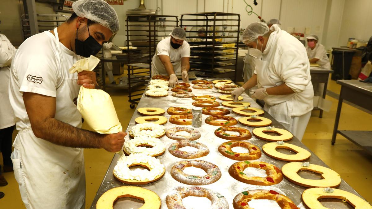 Introducción del relleno de nata con la manga pastelera.