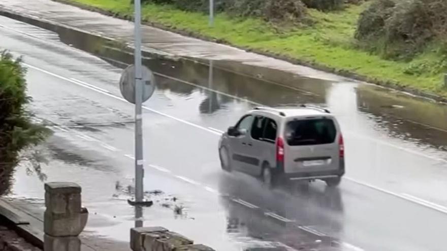 Un vehículo trata de evitar el charco de la PO-306.