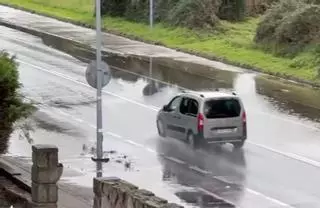 Quejas por la acumulación de agua en la PO-306 a su paso por O Terrón