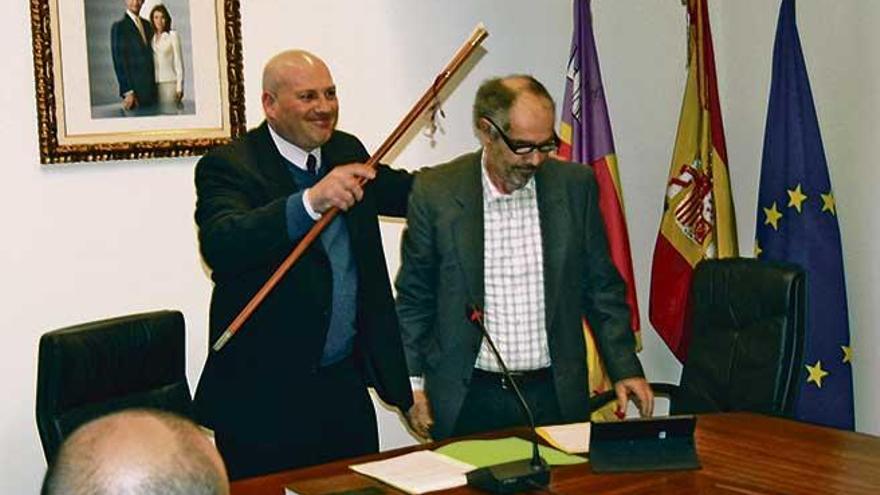 Victor Martí sostiene la vara de alcalde junto a su compañero Paco Moyá, el día de su investidura.