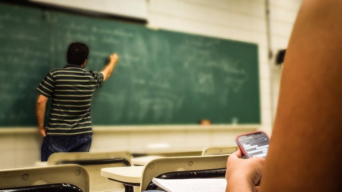 Un profesor da clase en un colegio de las islas.