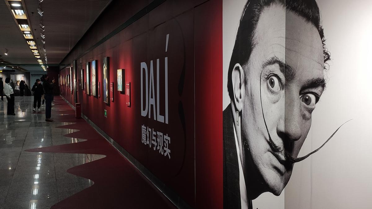 Dalí conquista el metro de Shanghái de la mano del Cervantes