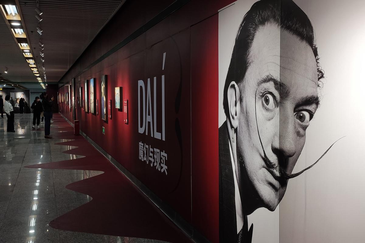 Dalí conquista el metro de Xangai de la mà del Cervantes