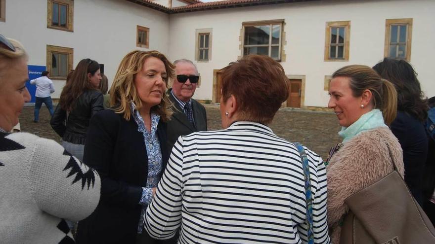 Teresa Mallada, rodeada de miembros de la candidatura municipal del PP, ayer, en Pola de Siero.