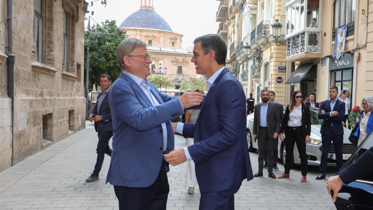 El president Ximi Puig saluda a Pedro Sánchez a su llegada a València en su última visita, el pasado viernes
