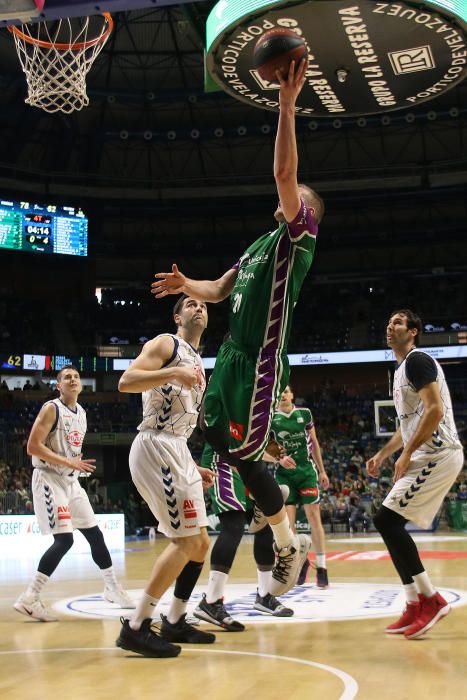 El equipo malagueño aprovecha la visita del colista de la ACB, con el peor ataque de la Liga, para lamer las heridas producidas por el Alba con un triunfo cómodo y liderado por Roberts y Dani Díez