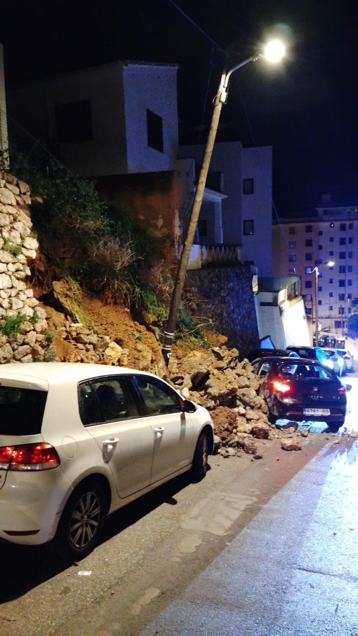 Estado en el que quedó el muro del Camí de Can Estadé tras el derrumbe.